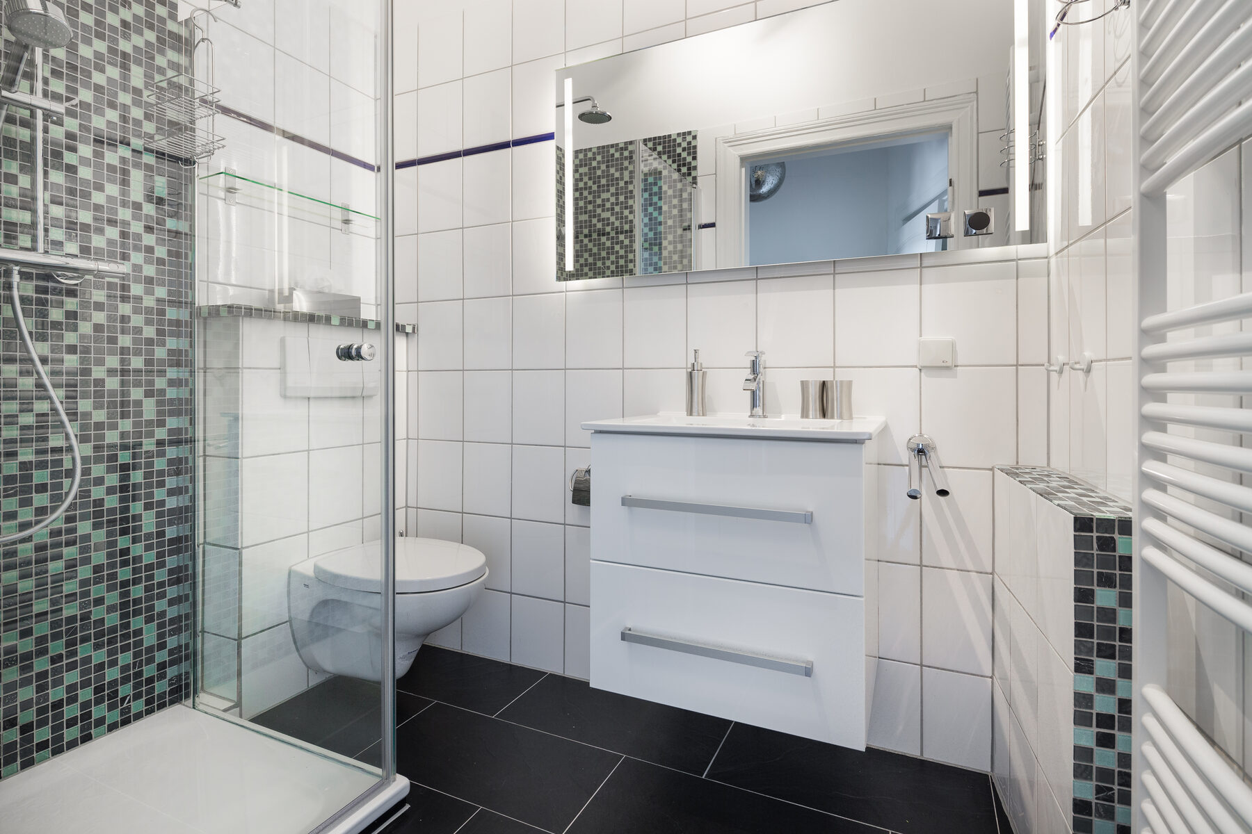 Modernes Bad mit Mosaikfliesen und Dusche