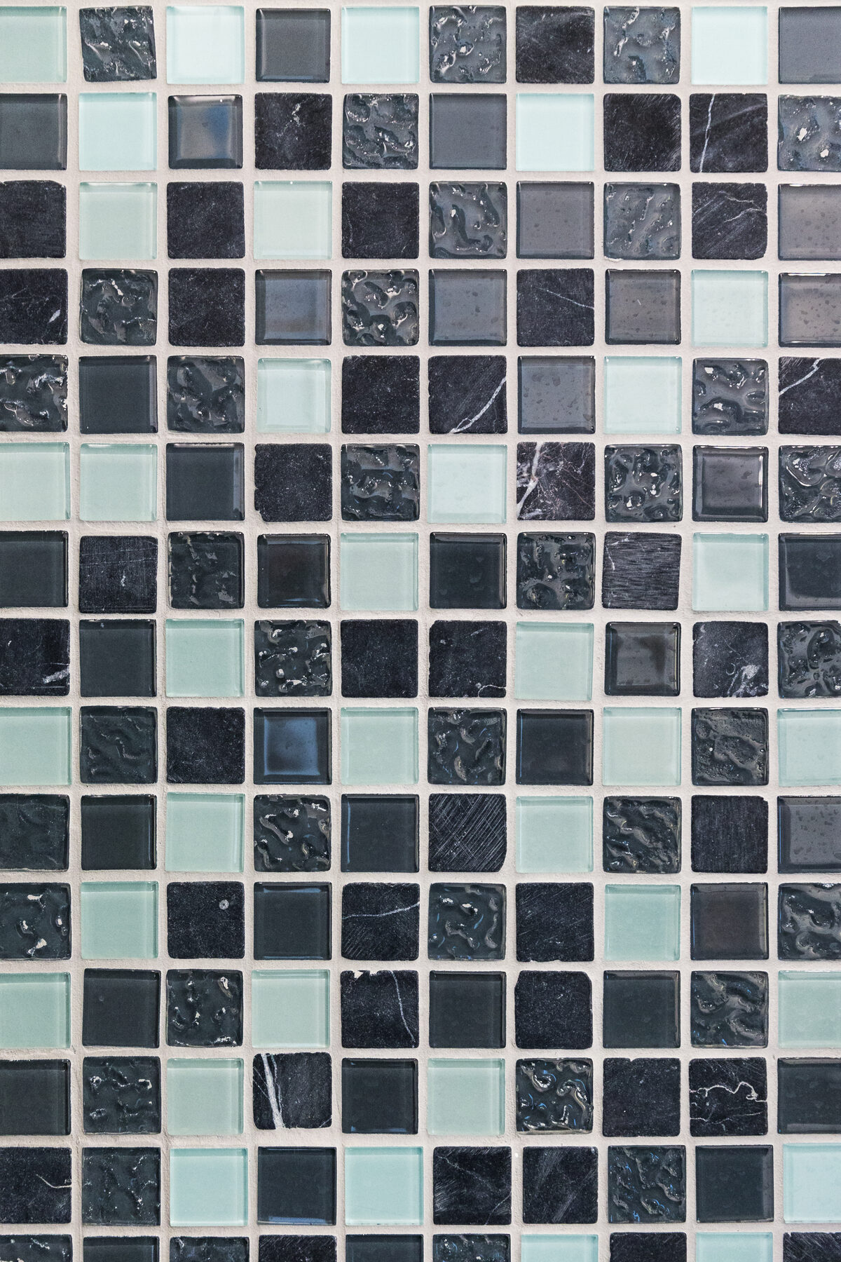Nahaufnahme der Mosaikfliesen in Blau- und Grautönen