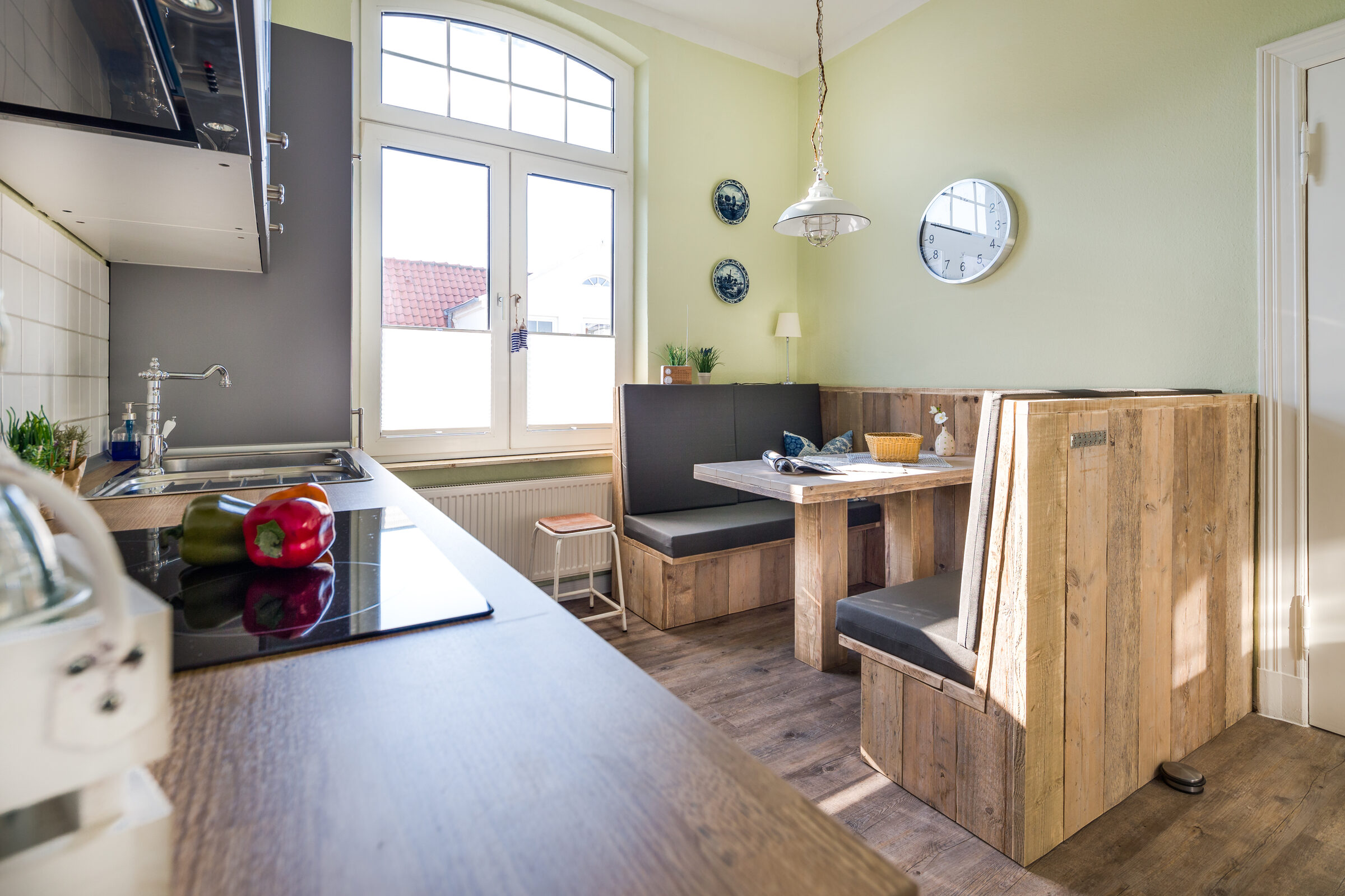 Lichtdurchflutete Küche mit Sitzecke in der Ferienwohnung Herr Friese