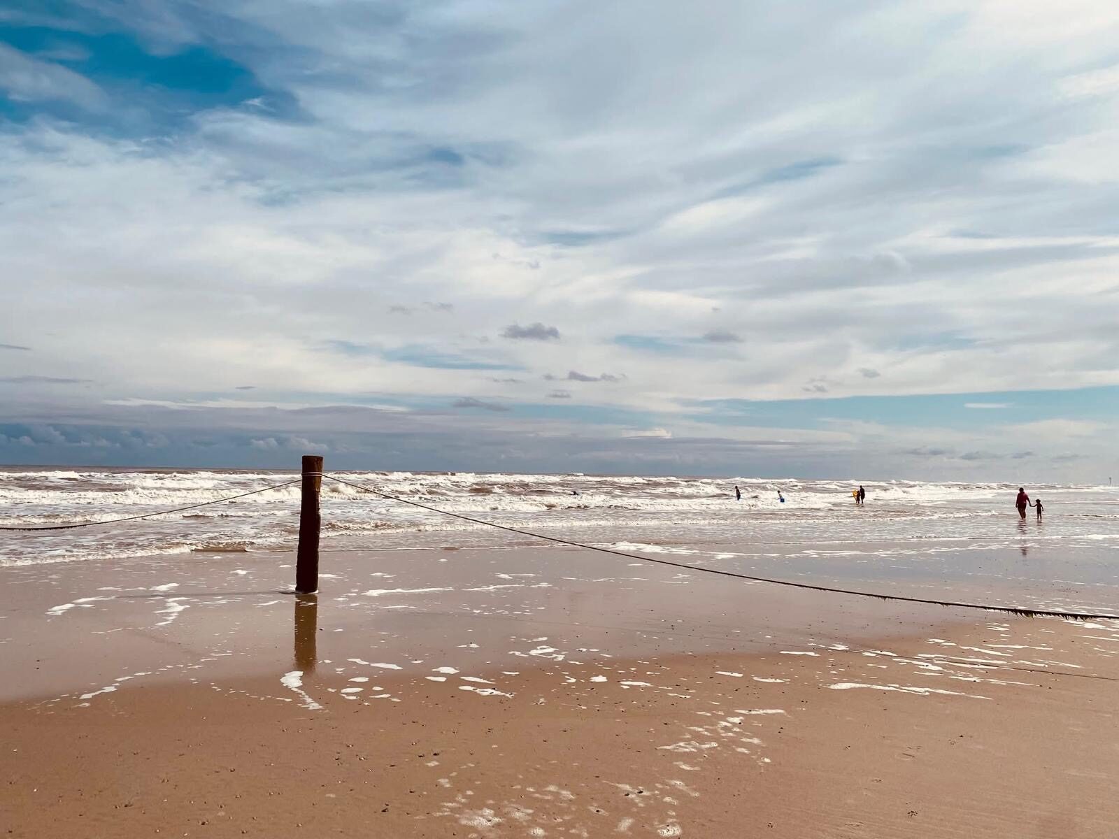 Holzpfahl mit Strandleine am Nordstrand