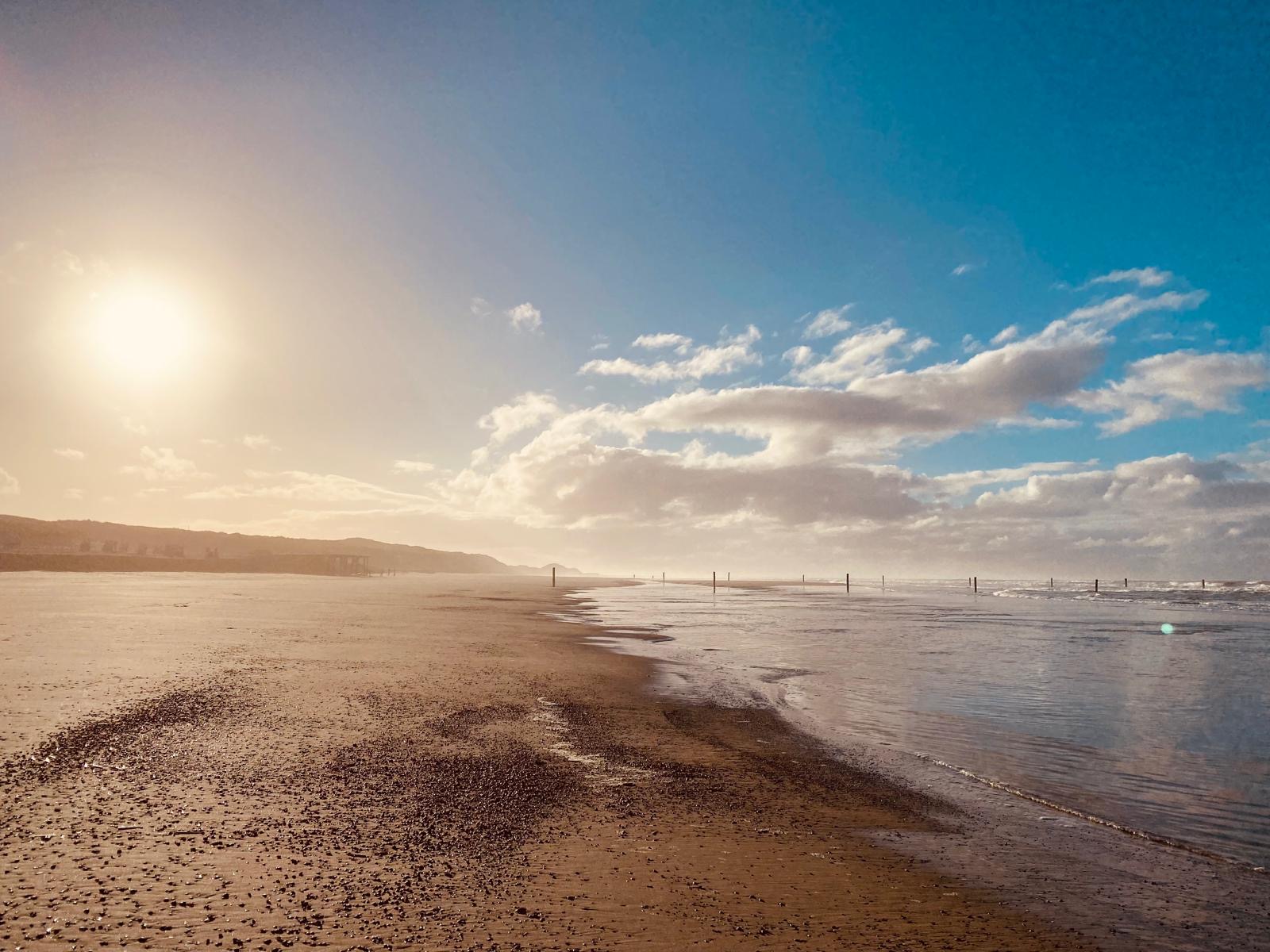 Weitläufiger Strand im diesigen Morgenlicht