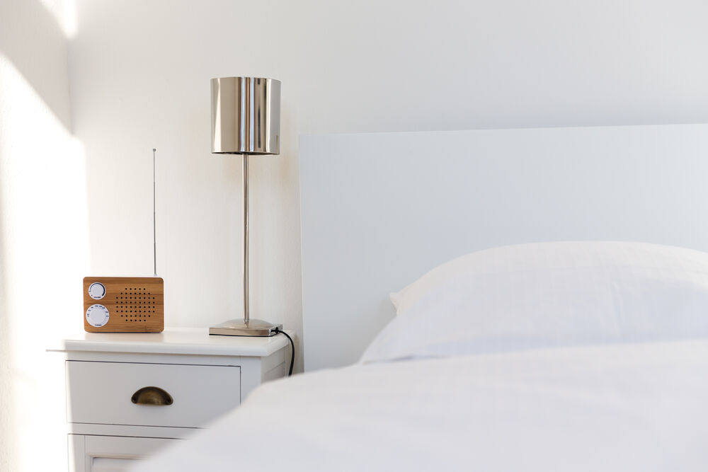 Nachttisch mit Radio und Lampe