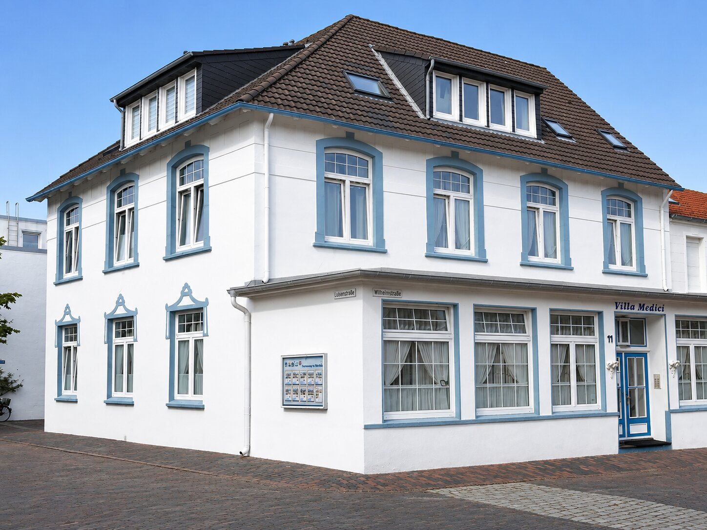Gesamtansicht der Villa Medici von der Straßenecke
